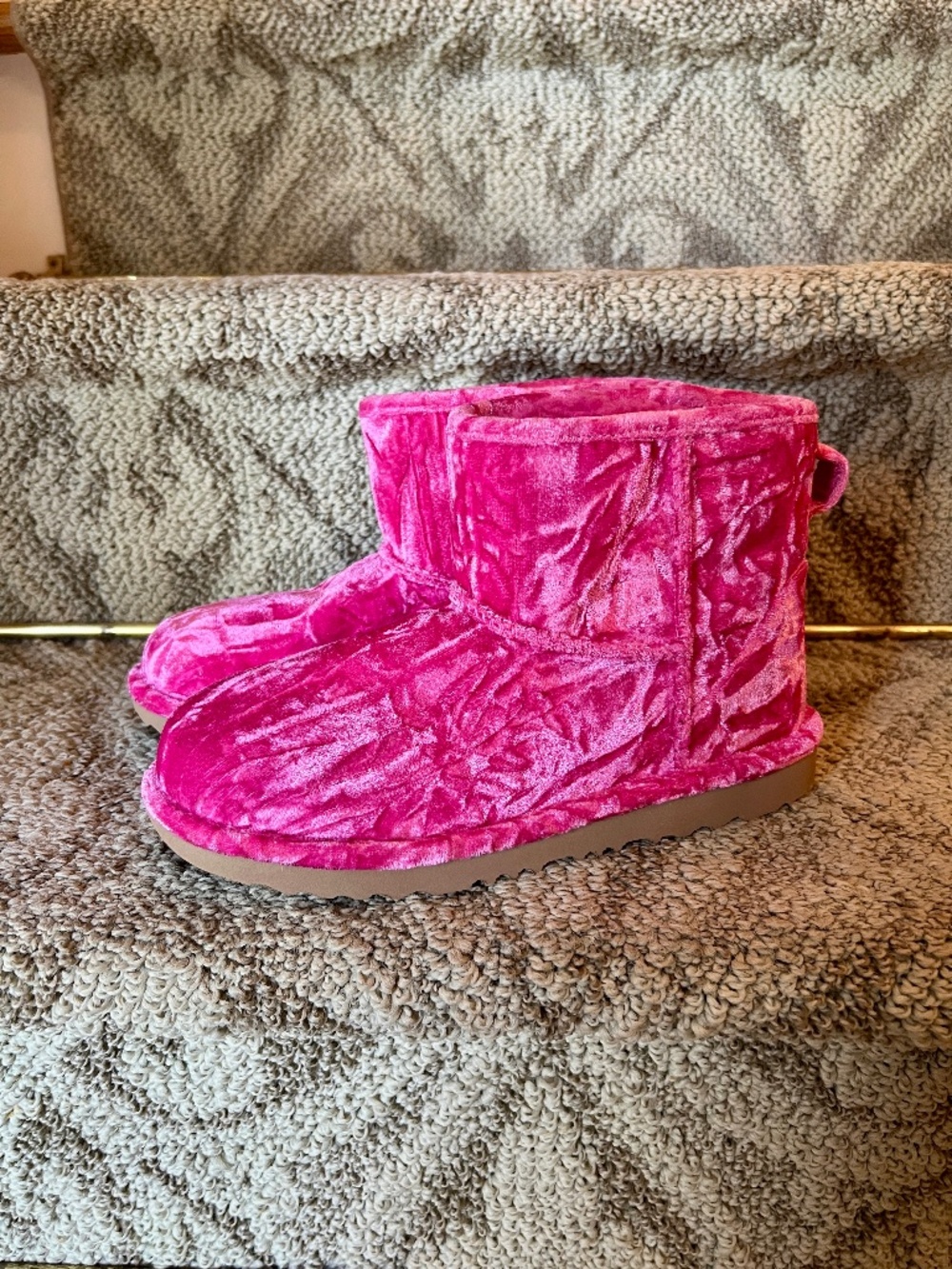 NWOB Women's UGG Classic Mini II Boots in Raspberry Sorbet Crushed Velvet Size 5